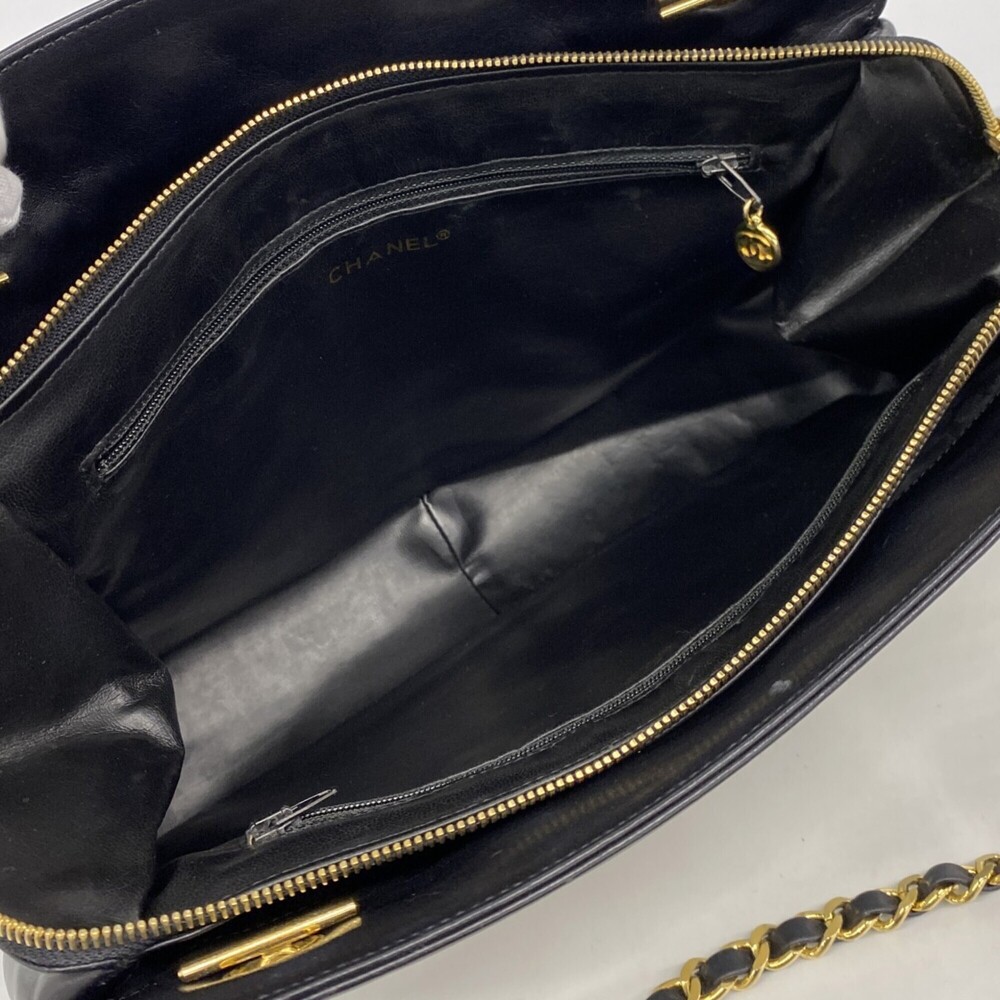 CHANEL Black Lambskin Leather Shoulder Bag - Picture 4 of 11